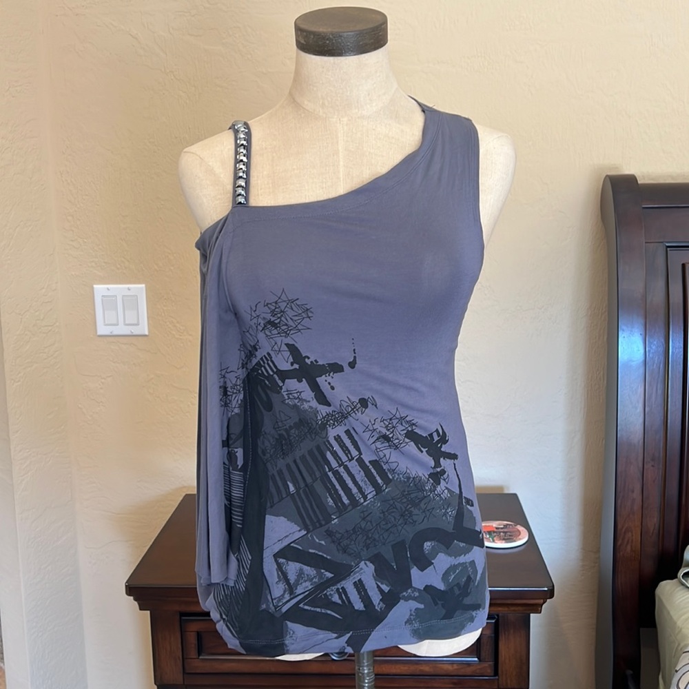 One sleeve cute top. Size XS. NWT